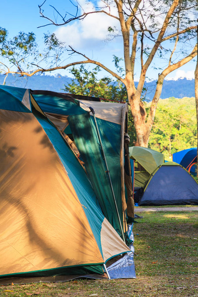 Camping de vacances avec fond crépusculaire au lever du soleil du matin
 - Photo, image