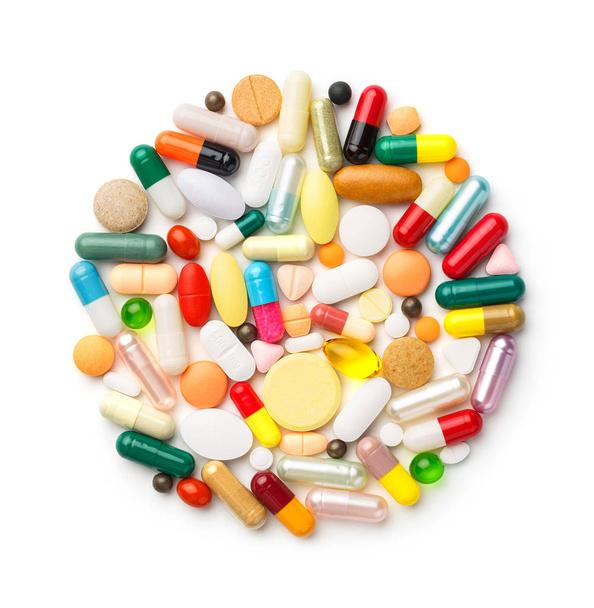 Nahaufnahme Gruppe von Medikamenten oder Medikamenten isoliert auf weißen, medizinischen und gesundheitlichen Versorgungskonzept - Foto, Bild