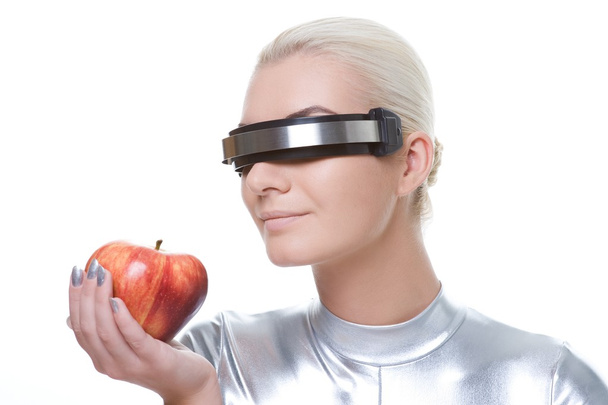 Mulher cibernética com uma maçã
 - Foto, Imagem