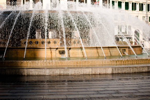 detail van de fontein in het Piazza de Ferrari in Genua Italië - Foto, afbeelding