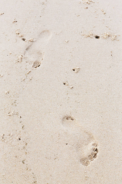 Close up impronte di piedi umani sulla spiaggia, pista di sabbia
 - Foto, immagini