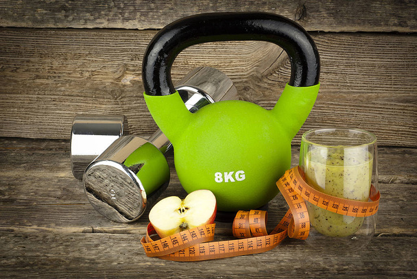 El concepto de pérdida de peso, dumbell y kettlebell
 - Foto, imagen