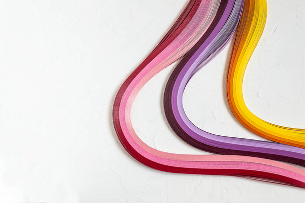 Яркие разноцветные полоски для перьев
  - Фото, изображение