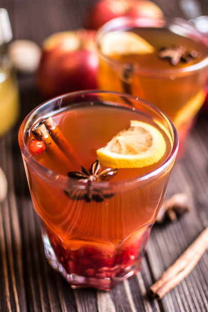 Чай с лимоном и медом на деревянном фоне
  - Фото, изображение
