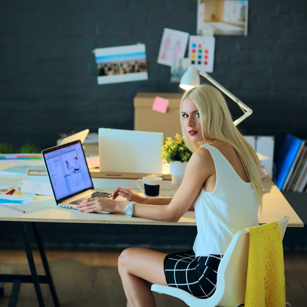Πορτρέτο μιας εκτελεστικής επαγγελματική ώριμη γυναίκα επιχειρηματία, το οποίο κάθεται στο γραφείο - Φωτογραφία, εικόνα