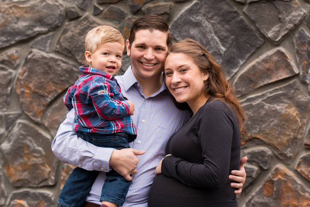 Egy fiatal család a terhes nők és az Atya portréja  - Fotó, kép