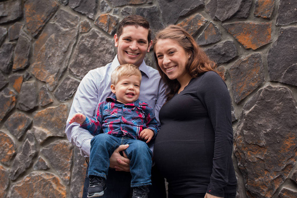Портрет молодой семьи с беременными женщинами и отцом
  - Фото, изображение