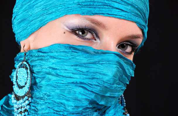 Muslim girl with blue eyes - Foto, afbeelding