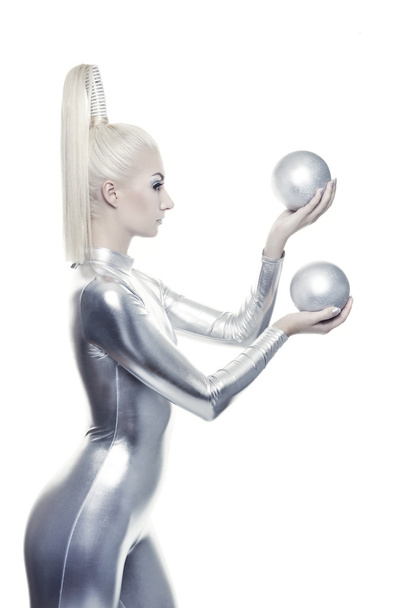 Belle cyber femme avec des boules d'argent
 - Photo, image