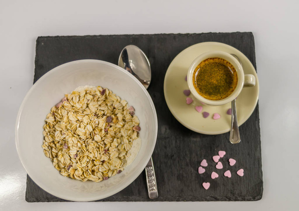熱いブラック コーヒーとフルーツとオートミールの栄養価の高い朝食 - 写真・画像