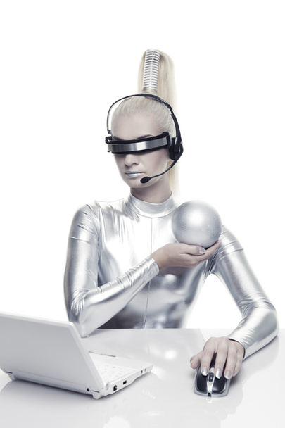 Cyber nainen työskentelee hänen kannettava tietokone
 - Valokuva, kuva