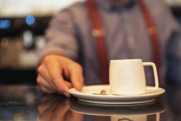 Waiter holding a tray with coffees. - Foto, Imagen