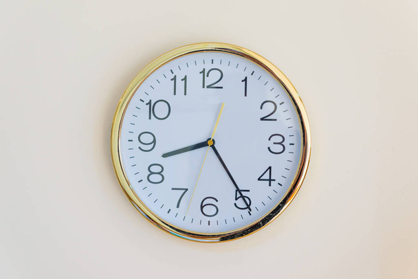 Reloj de pared, medición de tiempo, primer plano
 - Foto, imagen