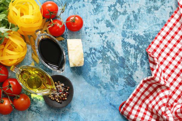  Olasz élelmiszer-összetevők - zöldségek, Oliva olaj, fűszerek és tészta - Fotó, kép