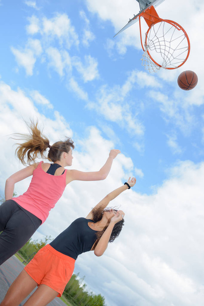 throwing the ball and basketball - Фото, зображення