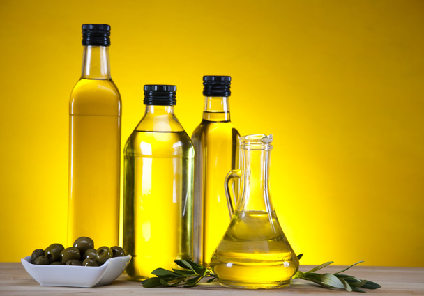 оливковое масло и оливки - Фото, изображение