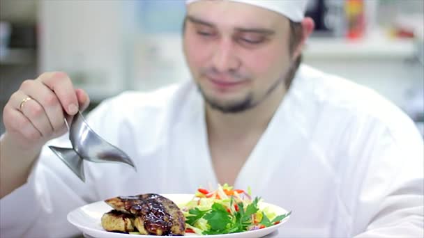 Ein köstliches Gourmet-Menü wird vom Küchenchef in einem Restaurant oder in der Hotelküche zubereitet, das für den Kunden bereit steht. Zeitlupe - Filmmaterial, Video