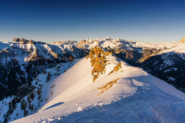 Ochtend uitzicht op de Dolomieten in Belvedere valley in de buurt van Canazei van Val di Fassa, regio Trentino-Alto-Adige, Italië. - Foto, afbeelding