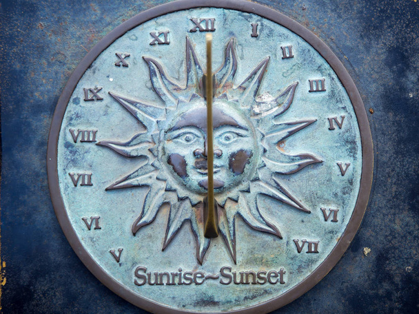 Horloge solaire avec numéro romain, cadran solaire
 - Photo, image