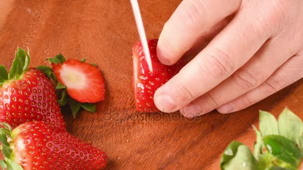 Hände schneiden Erdbeeren in Nahaufnahme. - Filmmaterial, Video