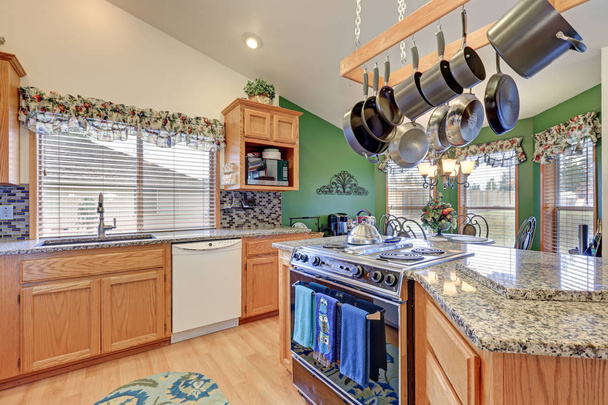Diseño colorido brillante de la sala de cocina rambler
 - Foto, imagen