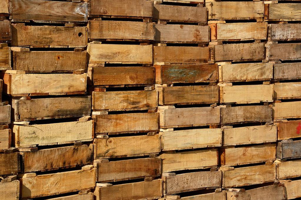 Holzkisten gestapelt im Hafen, Pierapetra, Beton. - Foto, Bild