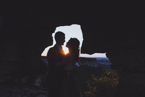 bruid en bruidegom silhouetten - Foto, afbeelding