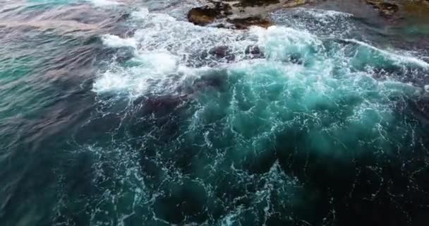 létání nad krásné zvlněné pobřeží v evenng - Záběry, video