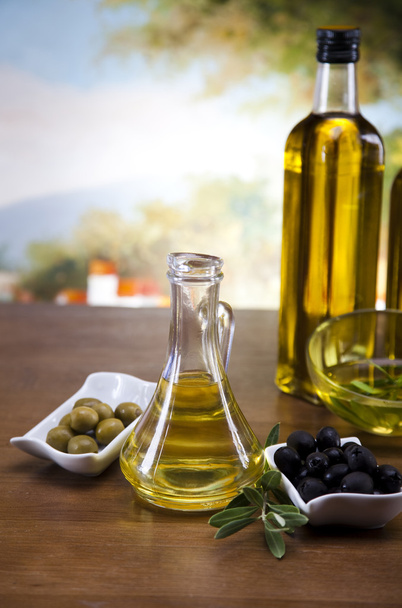 aceite de oliva y aceitunas - Foto, imagen