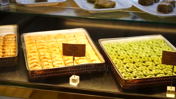 Τουρκική παραδοσιακή γλυκιά Τουρκική απόλαυση που πωλείται στην αγορά - Πλάνα, βίντεο