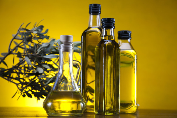 Olive oil and olives - Foto, afbeelding