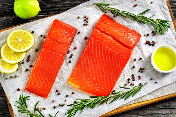 salmon fillet with fresh rosemary, mix of pepper - Fotoğraf, Görsel