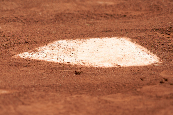 egy baseball otthon lemez körül szennyeződés és sekély mélység-ból mező. - Fotó, kép