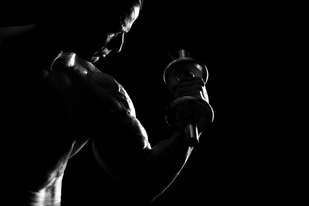Homem fazendo bíceps
 - Foto, Imagem