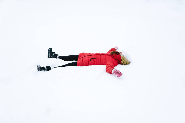fille dans une veste rouge en hiver
 - Photo, image