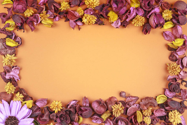 Gedroogde bloemen frame samenstelling op kleurrijke achtergrond. Bovenaanzicht, plat lag. - Foto, afbeelding