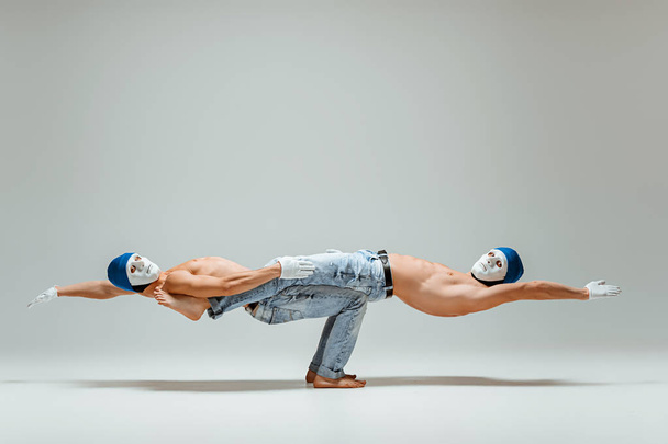 The two gymnastic acrobatic caucasian men on balance pose - Foto, afbeelding