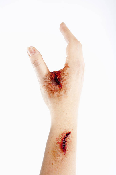 Τεχνητό αίμα πληγή στο ανθρώπινο χέρι  - Φωτογραφία, εικόνα