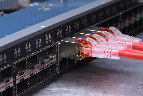Interruptor de rede de dispositivos de tecnologia com cabos Ethernet
 - Foto, Imagem