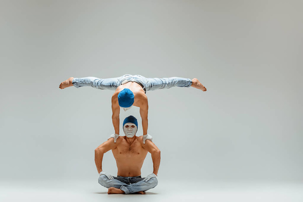 Два гимнастических акробатических кавказца в равновесии позируют
 - Фото, изображение