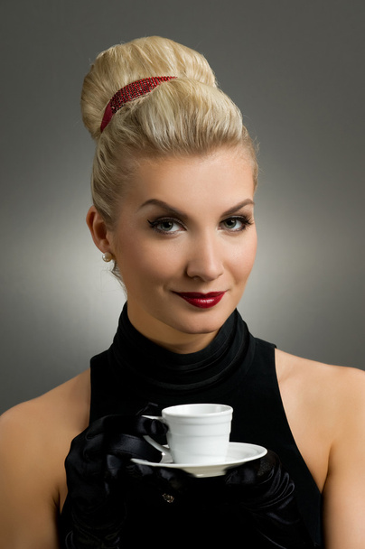 美しい女性がコーヒーを飲みます。レトロな肖像画 - 写真・画像