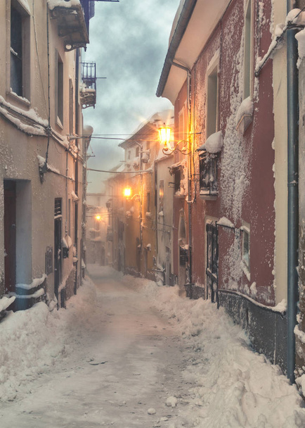 Vieja calle nevada
 - Foto, imagen