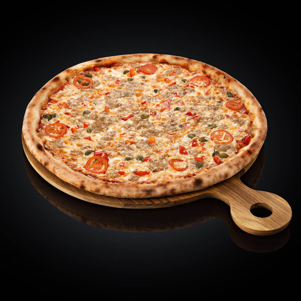 Pizza assortiment vlees, rundvlees, varkensvlees, mozzarella, spek, kipfilet - Foto, afbeelding