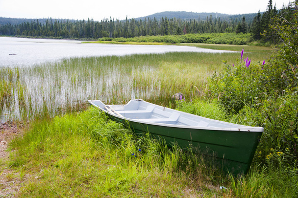 Un barco en Lac Noel
 - Foto, Imagen