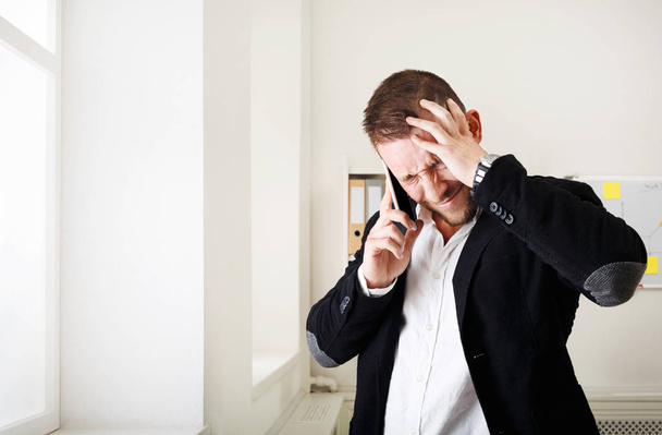 Junge gestresste Geschäftsleute telefonieren mit dem Handy im modernen Büro - Foto, Bild