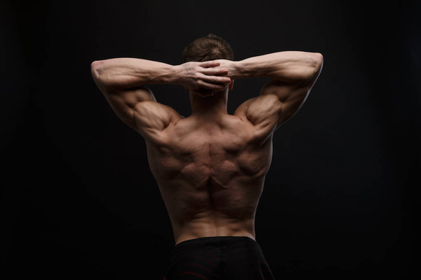 La vista posterior del torso de constructor de cuerpo masculino atractivo
 - Foto, imagen