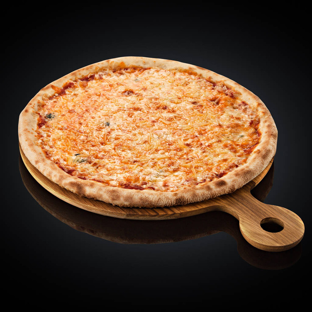 Neljä juustopizzaa, mozzarellaa, cheddaria, kermaa
  - Valokuva, kuva