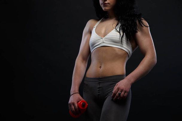 Περικοπεί πρόσωπο σώμα λεπτομέρεια πορτρέτο των νέων αθλητικό γυναικείο σώμα - Φωτογραφία, εικόνα