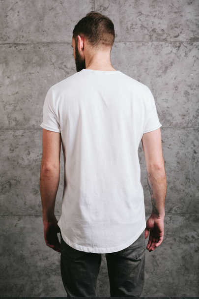 Man wearing white blank t-shirt with space for your logo - Foto, imagen