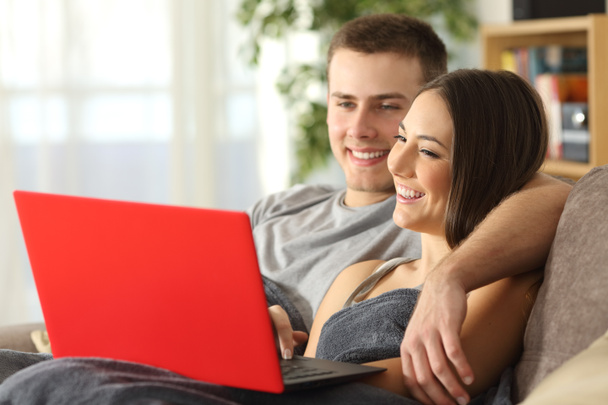 Пара, що переглядає інтернет у червоному ноутбуці
 - Фото, зображення